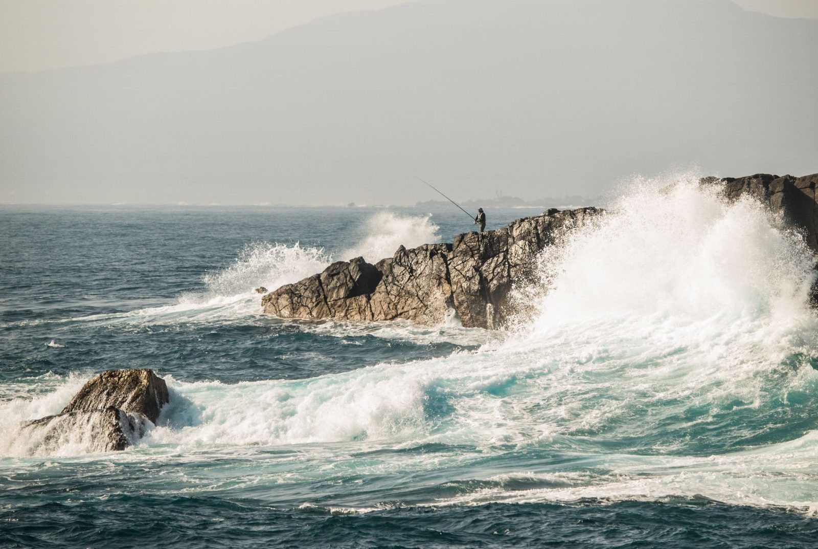 Ψάρεμα Surf Casting: Βασικές αρχές και εξοπλισμός για την παραλία